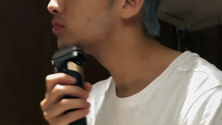 ⠀⠀⠀

Selamat cukuran temen-temen, disuruh cukuran sama suami soalnya kalau nggak gak boleh cium. Fix ini dia hamil.

⠀⠀