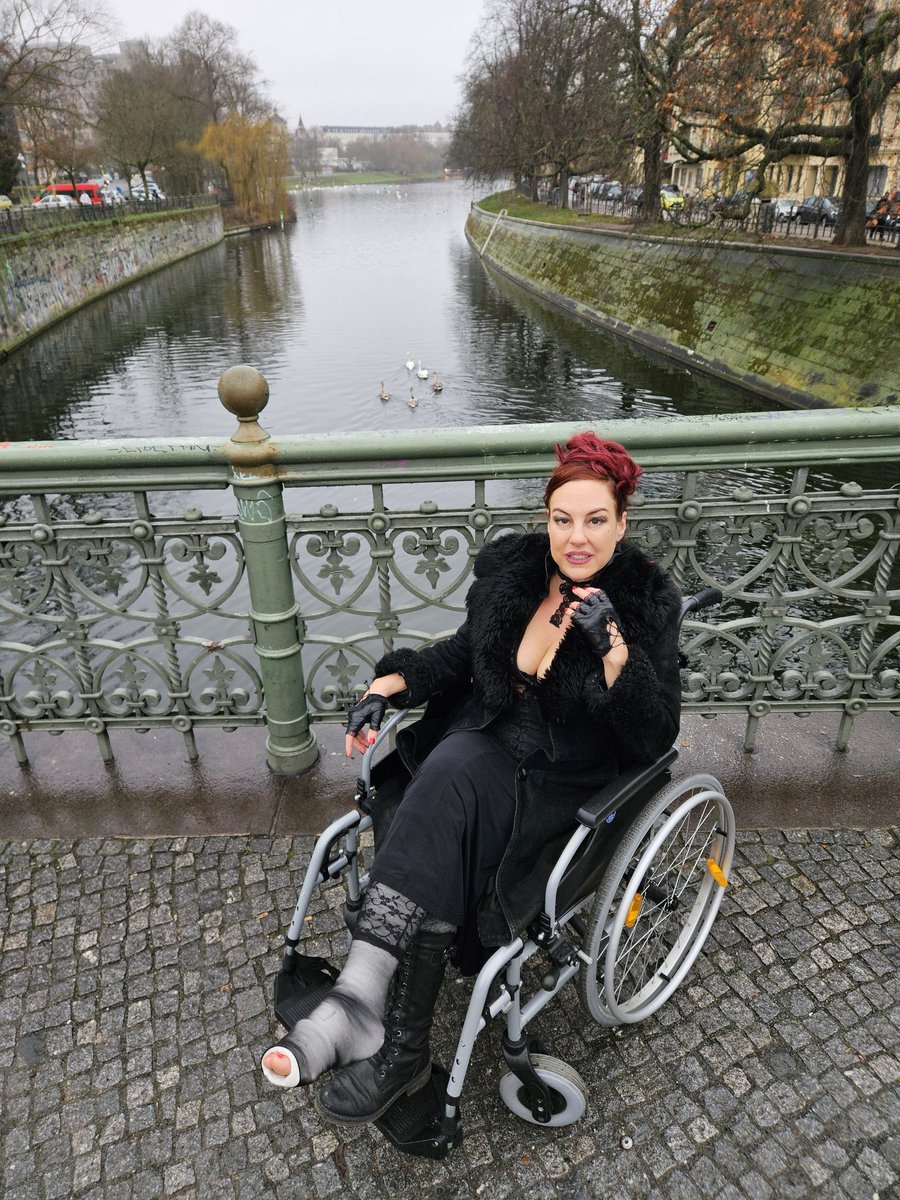 Gerade kam Post: jemand hat mir eine Strumpfhose von meiner Amazon Wunschliste geschickt!
Ich finde die Ironie bemerkenswert, freue mich aber trotzdem. Dankeschön.
Wer sonst noch möchte:

Nachrichtenanfragen sind ebenfalls möglich.