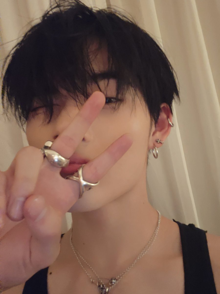 myfavniki's tweet photo. 니키 덮머 셀카 미쳣나봐….
잘생겻는데 윙크하면서 애교까지 도합 100점 https://t.co/1dPmqPEQ4g