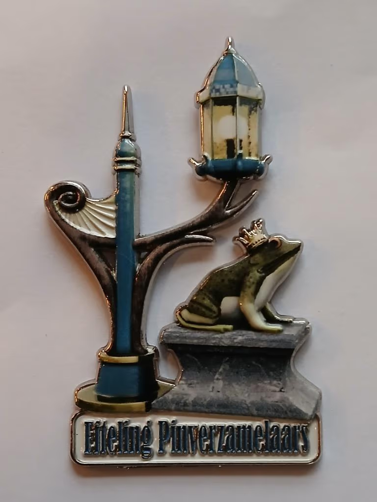Coshira_'s tweet photo. Kijk nou eens! Dat wist ik helemaal niet en niets over vernomen. Dat is niet heel aardig.. 😕  
Van m'n 3D render van de Bakens van Licht is blijkbaar een pin gemaakt.
#Efteling #BakensvanLicht #FanPin https://t.co/xLZpL6bSHI