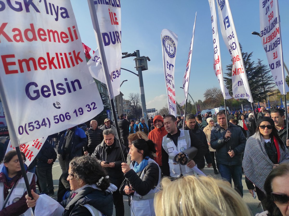CananKo23151494's tweet photo. Haklı mücadelesinde onurlu dik duruş sergileyip her alanda hak arayan 

@EmadDernegi

En kısa sürede haklarınıza kavuşmanız dileğiyle

Varız Biriz Birlikteyiz 

#EmekliVeEmekçiTandoğanda https://t.co/Pn64RXvKcc