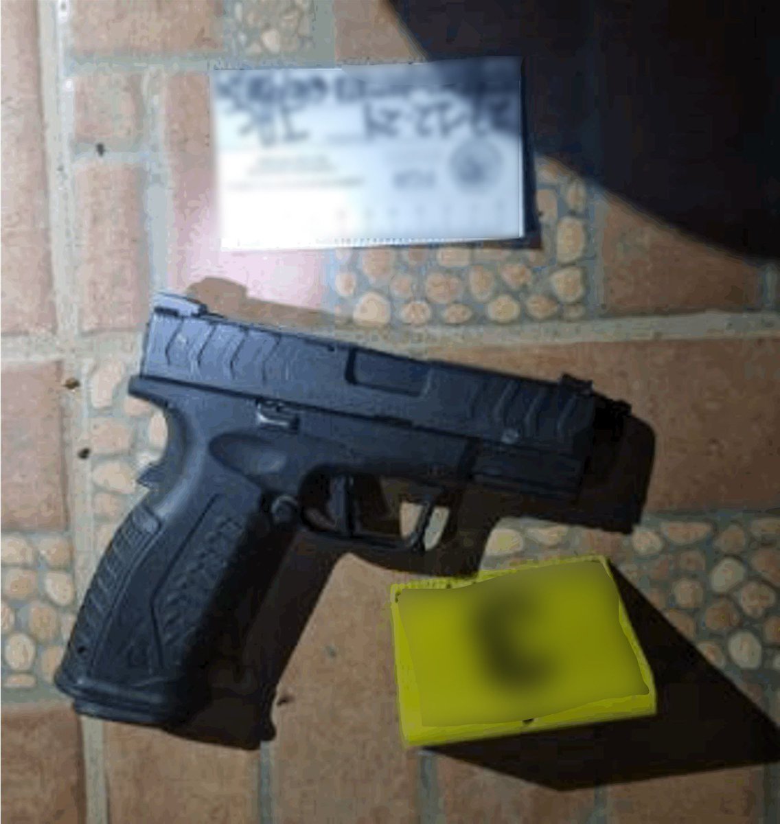 OHarfuch's tweet photo. Resultado de acciones operativas por el gabinete de seguridad @SEDENAmx , @SEMAR_mx , @FGRMexico, @GN_MEXICO_  y @SSPCMexico para debilitar a grupos criminales, tras ejecutar dos órdenes de cateo en Acapulco, Guerrero, fueron detenidas cuatro personas; entre ellas Marco Antonio "N"., líder de un grupo delictivo generador de violencia, cuenta con una orden de aprehensión vigente por delitos contra la salud. Estas acciones contribuyen a desarticular células criminales que tanto daño han causado a los municipios de la región.