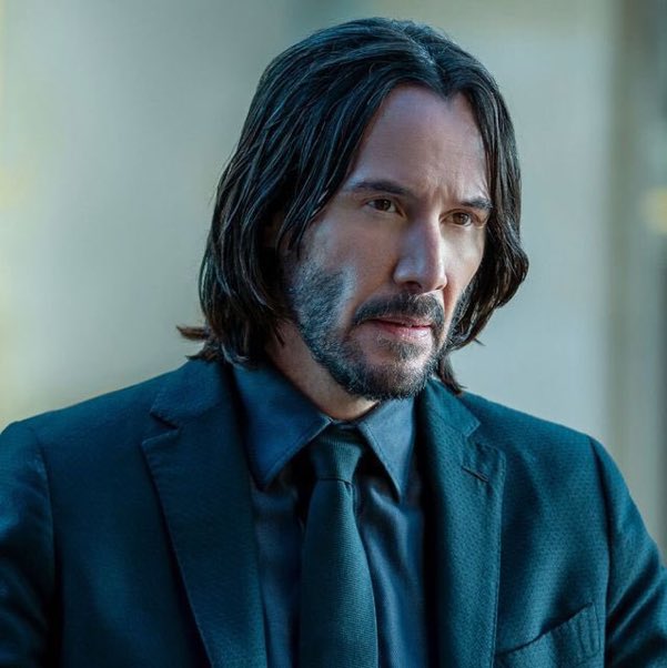 AlertaNews24's tweet photo. 🇨🇱🇺🇸 | Funcionarios policiales lograron la detención de un chileno que habría robado la casa del actor canadiense Keanu Reeves y que comenzó cuando un grupo de sujetos ingresó a robar a la casa de una familia en la comuna de Lo Barnechea, en donde Carabineros logró la detención de algunos de los sujetos. 

Las viviendas de los delincuentes fueron allanadas, operativo en que se encontraron fotos de uno de los detenidos en el interior de la vivienda de Keanu Reeves. Además, el sujeto tenía por lo menos 17 relojes robados en su poder y uno de ellos tenía un grabado personalizado que había pedido el actor.

Se trata de un reloj marca Rolex del modelo Submariner, el que Reeves mandó a grabar como agradecimiento para los dobles de acción de la película John Wick 4. "The John Wick Five, Thank You, Keanu. JW4. 2021", se lee en el reverso de los artículos de lujo .