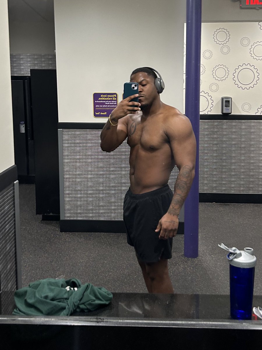 q_tycoonn's tweet photo. Starting to go โ๐พa Day๐ซต๐พ๐๐๐พโโ๏ธ (the rolls wonโt move๐ฅฒ)
#ItisTime #ImTiredGrandpa #Tennesse #TruFitoverPlanetFit #workingout #Phatboi #slimee #tycoon #StillGotRolls
#tattoos https://t.co/vFRvrxcyrg