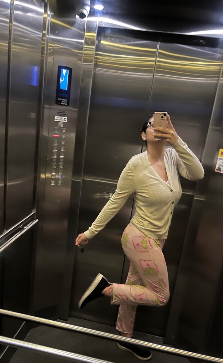 gazhinita's tweet image. Normalicen ir por el pan en pijama.