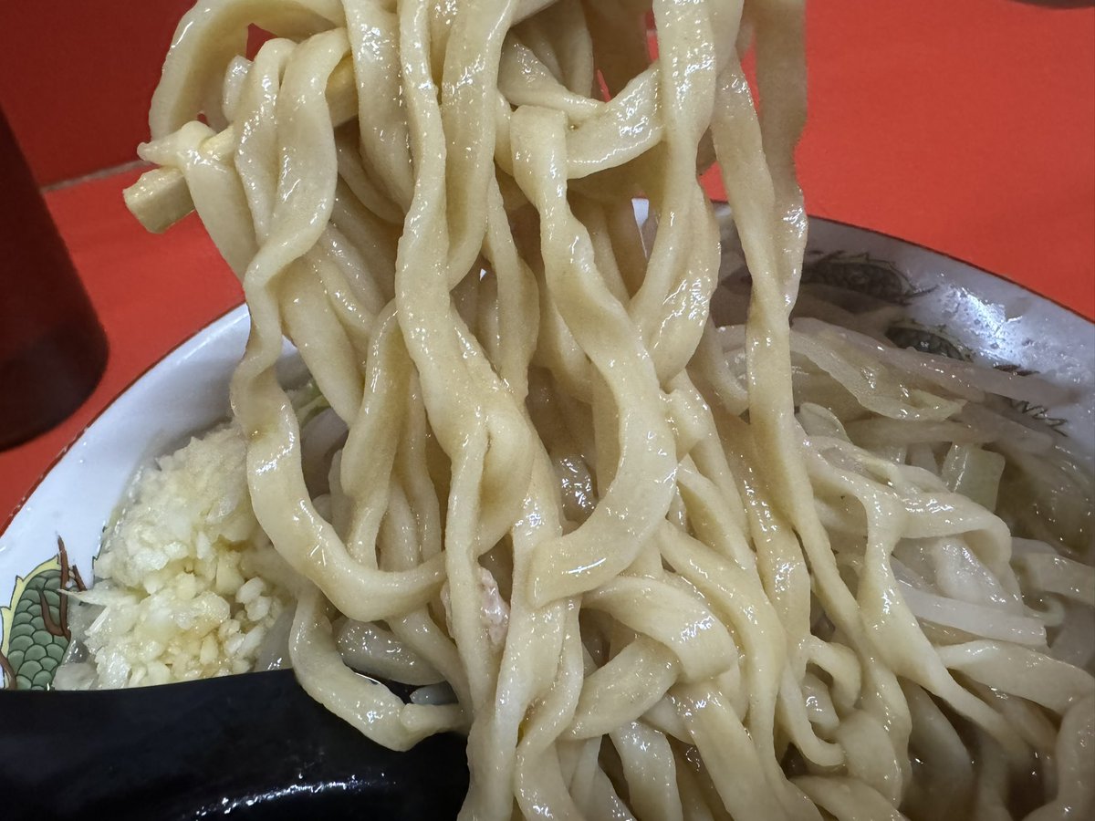 jasilupo's tweet photo. ラーメン二郎京都店
ラーメン半分＋生卵
ﾆﾝﾆｸｱﾌﾞﾗｶﾗﾒ

数年振りの訪問
あまり重くなく食べやすい感じやけどしっかり旨味を感じるスープで美味かった！
クソデカ豚も美味いし平打ちの麺も美味かった！
また近いうちに行きたい！

今年148杯目のラーメン
毎日ラーメン健康生活31日目(最終回) https://t.co/9Ns3xetSjk