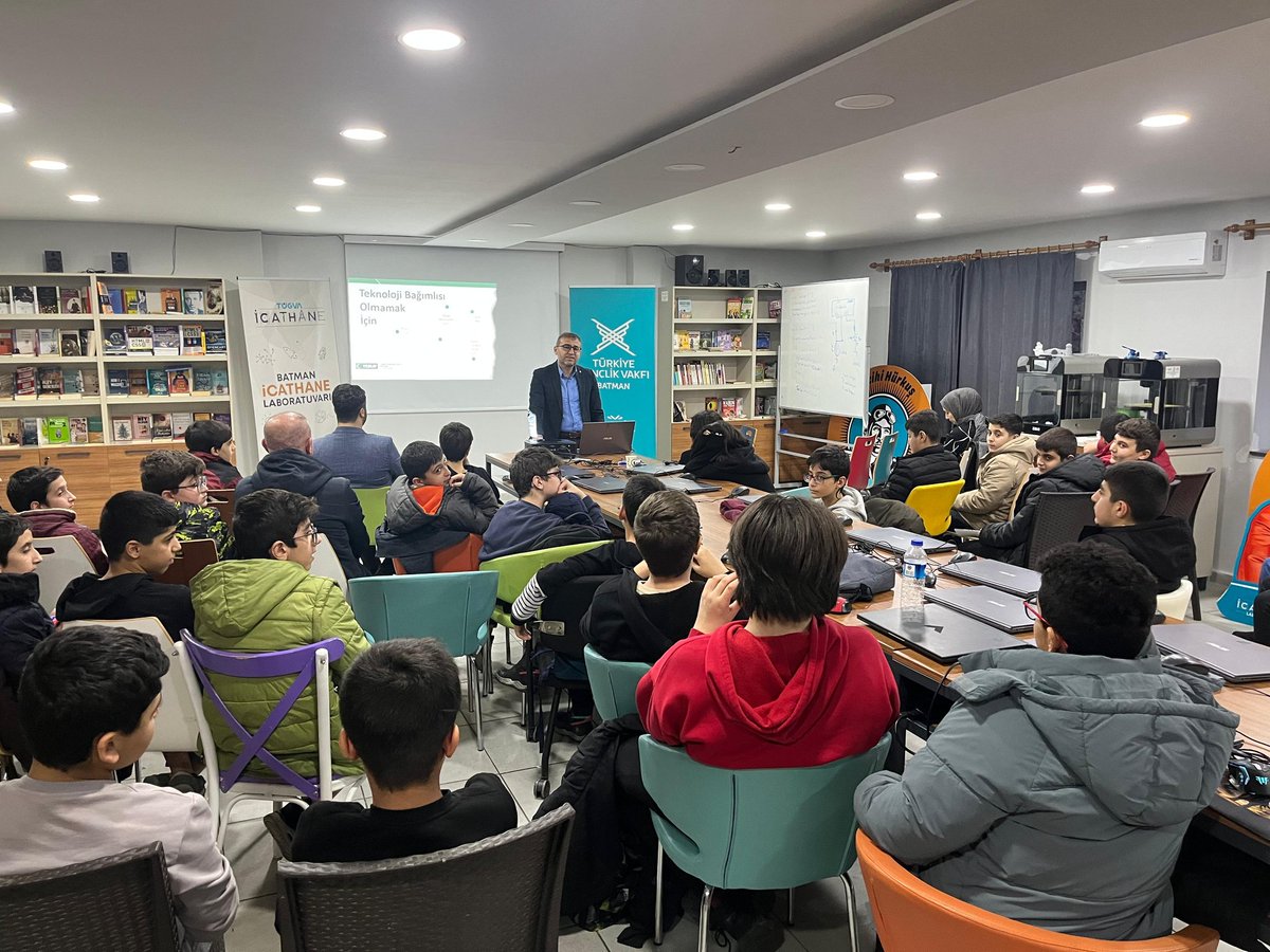 BatmanIcathane's tweet photo. Bugün de "Teknoloji (Ekran) Bağımlılığının Hayatımıza Etkileri" konulu ortaokul öğrenci ve veli seminerimizi gerçekleştirdik. 💻📱

Katkılarından dolayı Psikolog Yasir Atalay hocamıza teşekkür ederiz. 

Teknoloji çözüm üretir, bağımlılık sorun üretir. 💯 https://t.co/hFFGYsVDzs