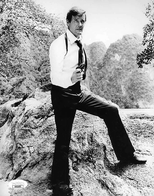 KevBot_007's tweet photo. PSA: Roger Moore is a damn good Bond!
#TheMooreYouKnow 💫
#JamesBond ⚪️⚪️⚪️🔴 https://t.co/CvAfwvSzIC