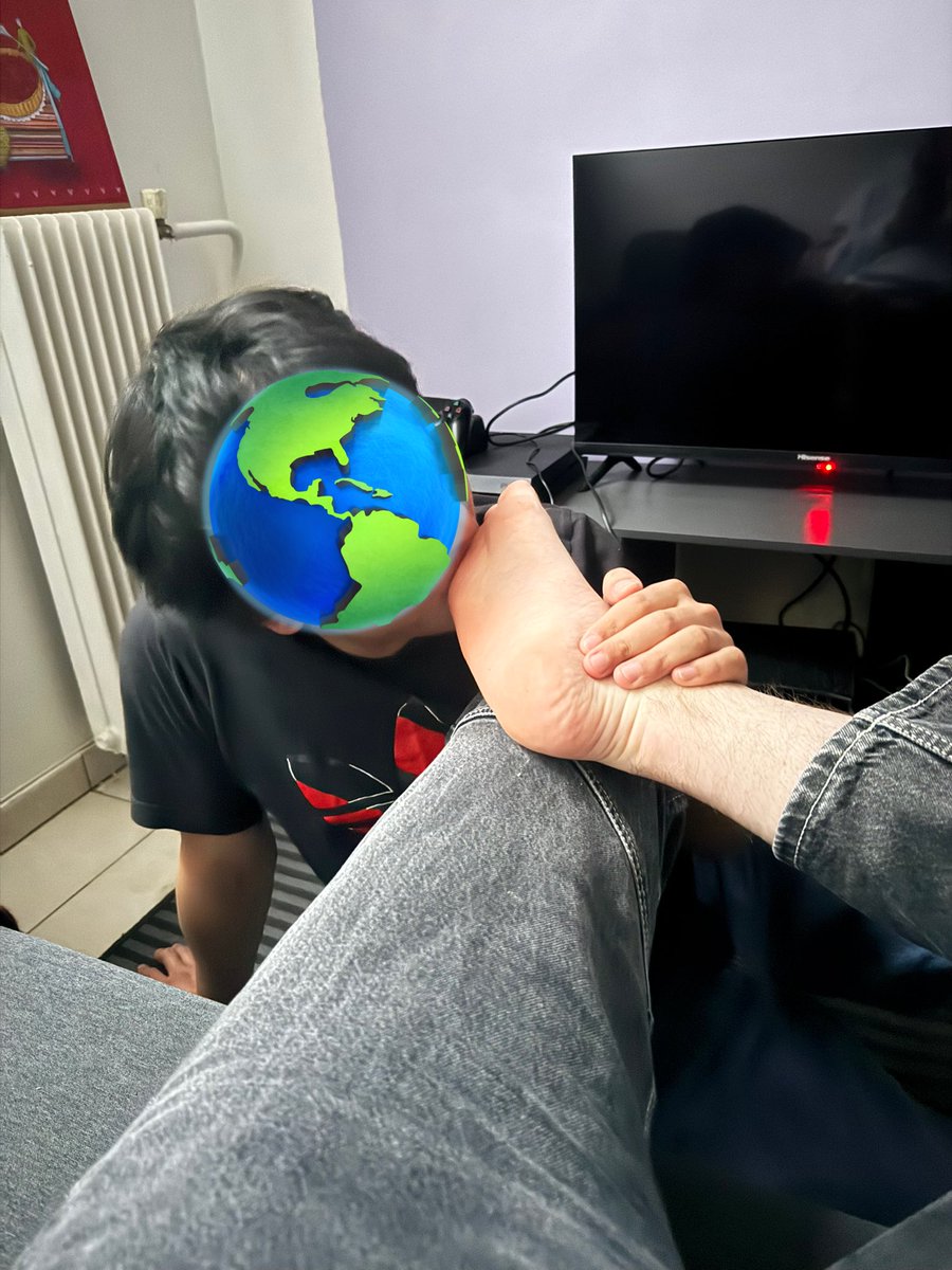 Zackfootmaster's tweet photo. Cette pute est vraiment accro à mes ieps mdrrrr

#alphafeet #malefeet #malefootfetish #malefootworship #footdom https://t.co/0sJtne7CRS