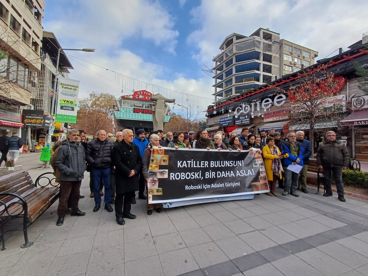 KaldiracAnkara's tweet image. 📍Sakarya Caddesi

DEVLETİN ADALETİ ROBOSKİ&apos;DİR!

Roboski İçin Adalet Girişimi&apos;nin düzenlediği “Katiller bulunsun, Roboski bir daha asla”  çağrısıyla düzenlediği Roboskî katliamın 13&apos;üncü yıl anmasındaydık. 

#RoboskiKatliamınıUnutma