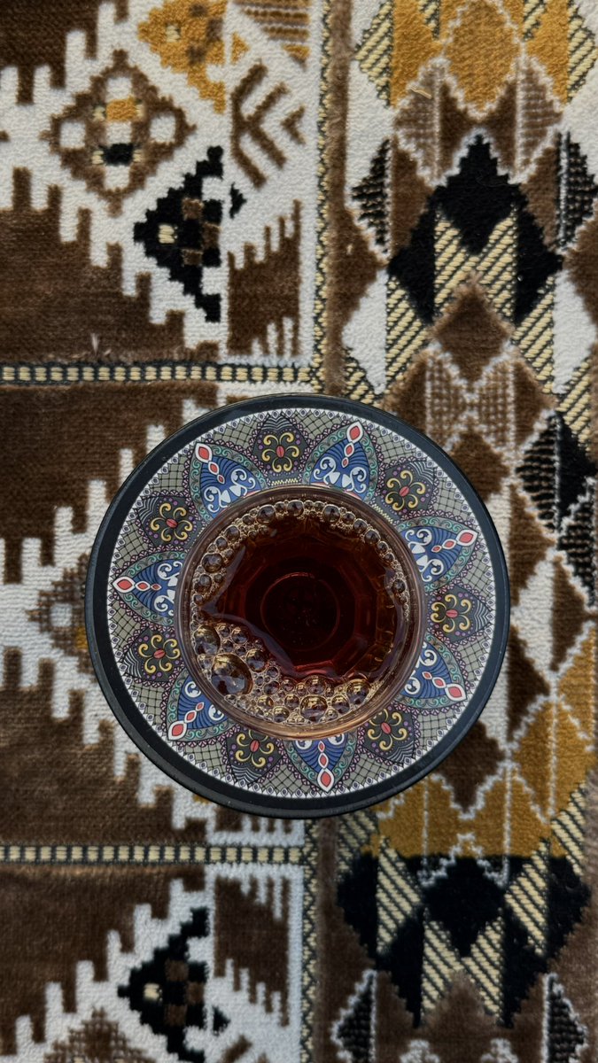 احبه وما ارضى الدنيا عليه تزعلة' احبه وكأن الله سخر محبتي كلها له. ☕️