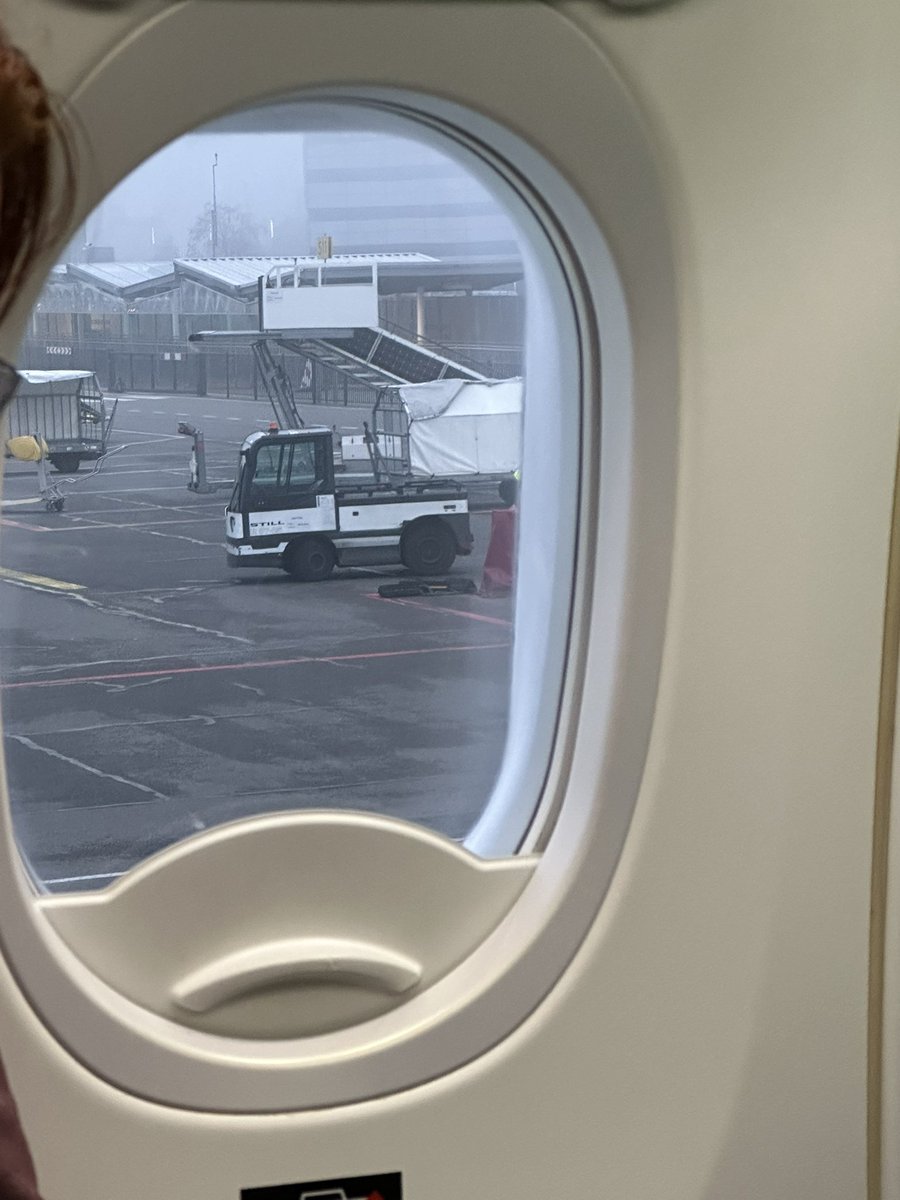 Dus wij zitten al dik een half uur na landing opgesloten in het <a href="/transavia/">transavia</a> vliegtuig omdat er geen trap beschikbaar zou zijn op <a href="/EINairport/">Eindhoven Airport</a> …. Gelukkig kijken we niet uit het raam…. #fail #duurtlang #onnodig