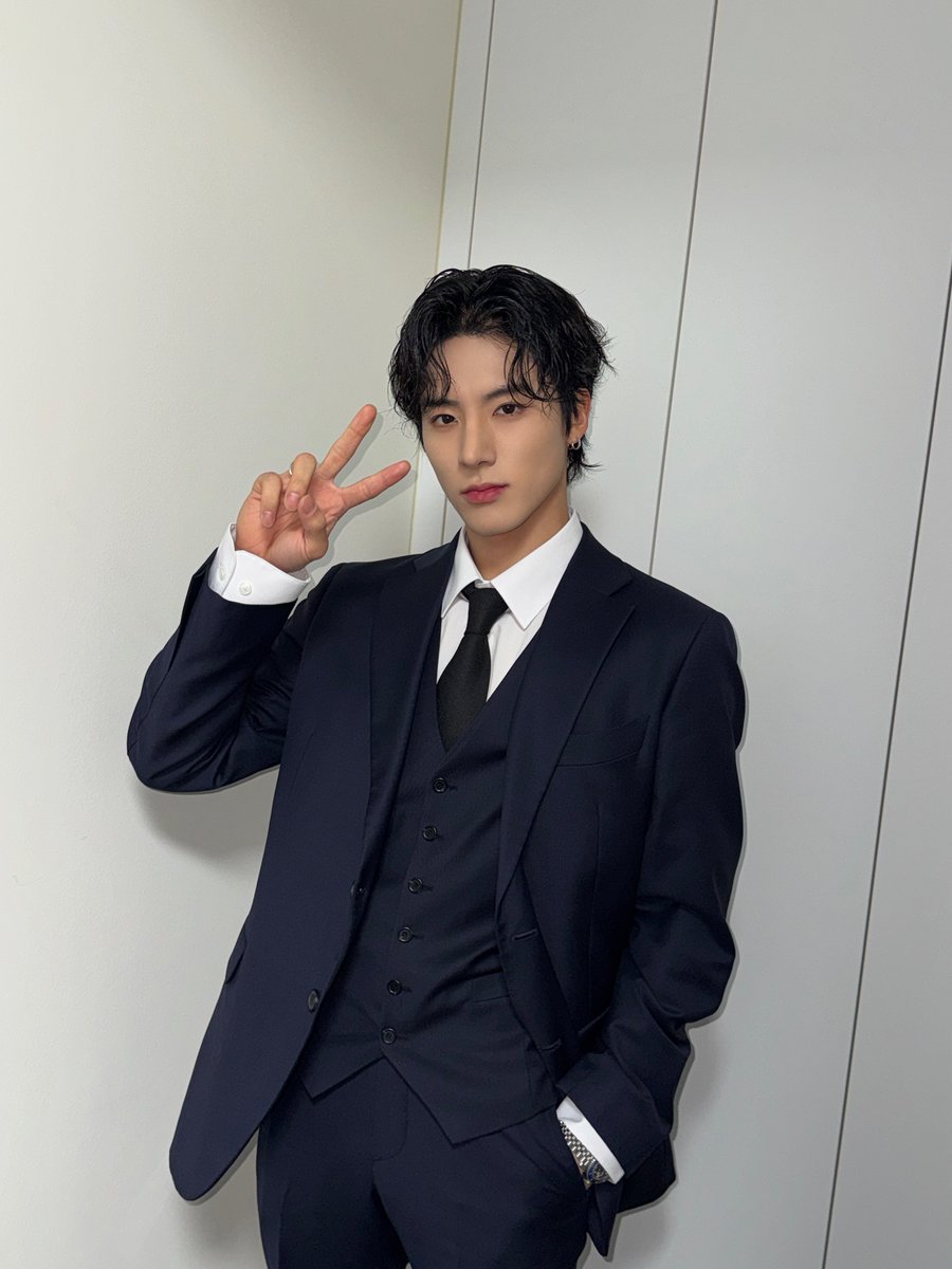 [📸] 에릭 iQIYI Starlight Boys 파이널 생방송 완료🌟 뜨거운 열정으로 가득했던 가이더 에릭의 마지막 순간까지 함께해 주셔서 감사합니다❤‍🔥

#THEBOYZ #더보이즈
#ERIC #에릭