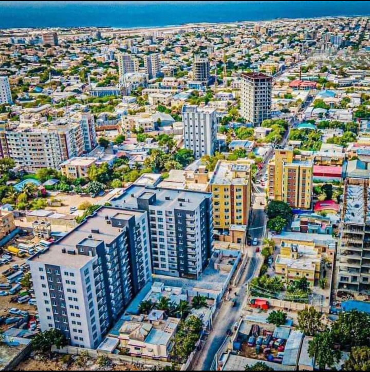 OdayCaliyow's tweet image. Qabiil &amp;amp; siyaasad marka laga tago 
Somaligu marka uu joogo Xamar wuxuu dareemaa Somalinimo 🇸🇴🇸🇴. Eebow mahadaa. #Xamar #Mogadishu #Somalia