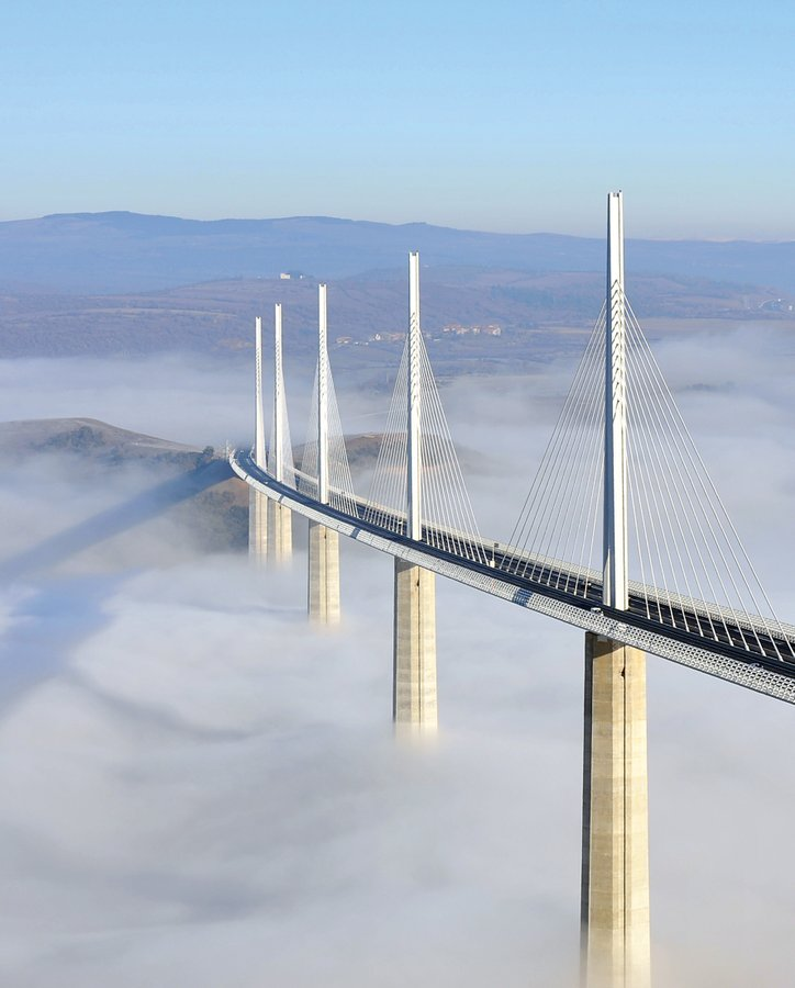 jesus_osorior's tweet photo. Los puentes representan algunos de los mayores logros de la ingeniería y la arquitectura humanas. A continuación, se enumeran 14 de los más extraordinarios:

1. Viaducto de Millau, Francia (2004): el puente más alto del mundo. https://t.co/OsWIWieiyT