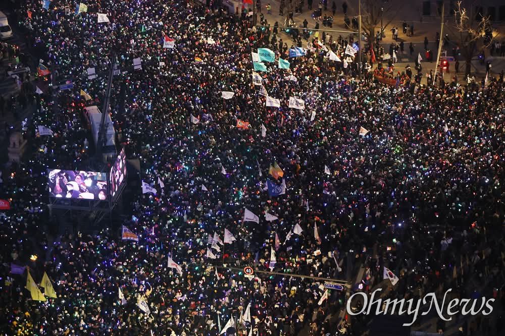 josungkim's tweet photo. Hundreds of thousands of South Koreans march through central Seoul demanding the immediate resignation of Yoon Suk Yeol, undeterred by sub-zero temperatures https://t.co/9qdMbVRW65