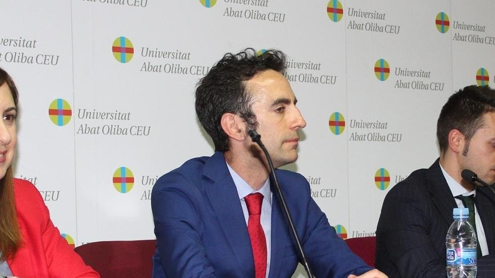 Los insultos del juez Ruiz de Lara, que denigra su profesión, deben ser sancionados. Ni en la Judicatura ni en ninguna institución se pueden permitir estas actitudes. El respeto y la educación son las bases de la Democracia y de la separación de poderes.
¡Basta ya!
