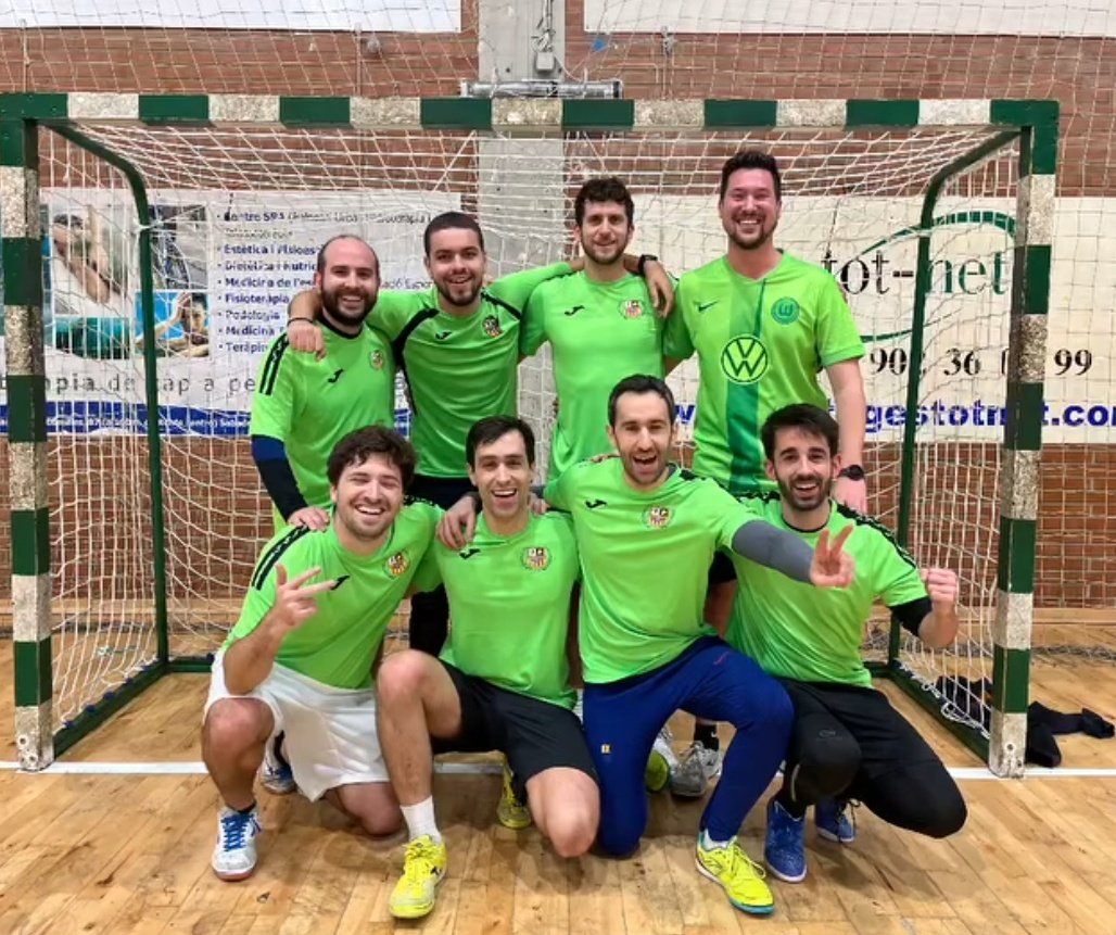 I després d'una jornada jntensa de bon FutSal amb plantons i lesions... Tenim els equips campions!!

Enhorabona a les Elles per guanyar per primera vegada el Trofeu de la Nadal! 🏆

I enhorabona també als Cítrics per aquest impecable torneig! 🏆

Gaudiu de les victòries!