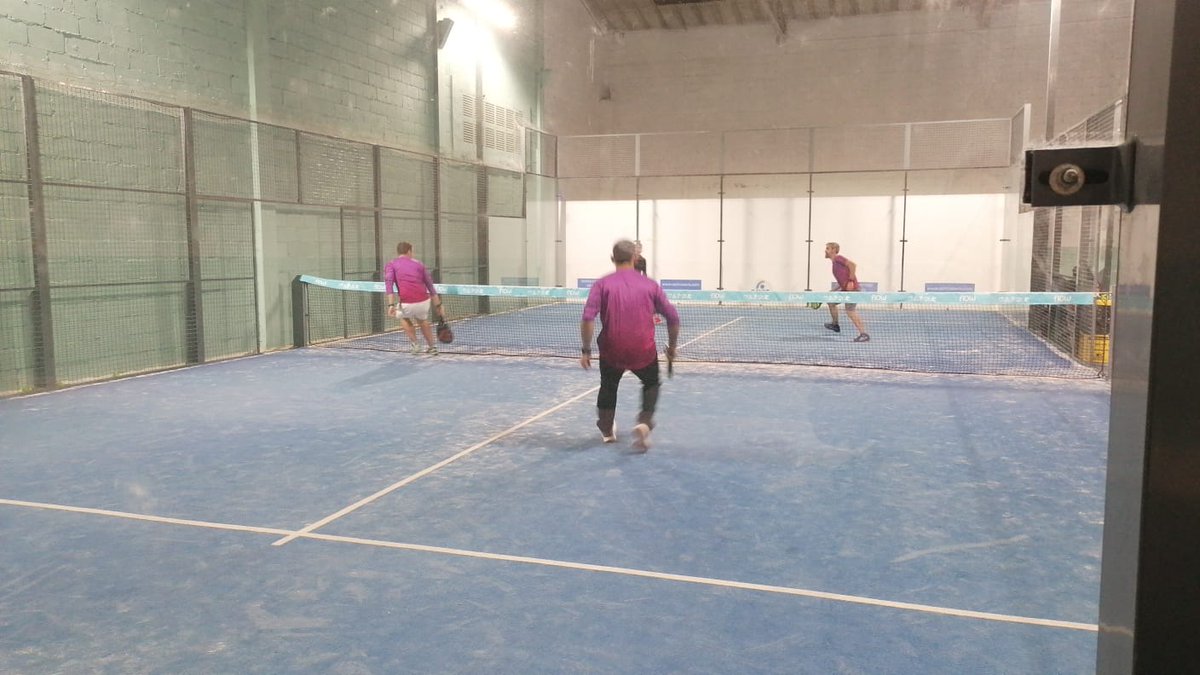 esmorzarunners's tweet photo. Algun@s de l@s integrantes del club, el pasado jueves, probando nuevas disciplinas en el Flow Pádel Club de Paterna, Valencia #EsmorzaPadels https://t.co/uvYWfZ0Qp9