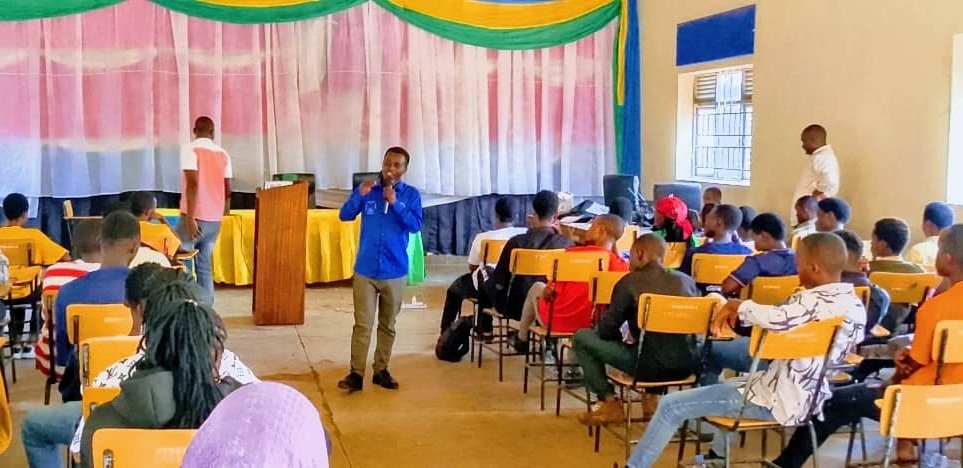 KanyinyaV's tweet photo. None kuwa 28/12/2024 urubyiruko rw' abakorerabushake muri @kanyinya_sector  basuye Intore z' inkomezabigwi XII aho ziri Gutorezwa muri #Kanyinya T.S.S,baganirijwe ibyiza byo gukunda igihugu,kurwanya ibyaha nibindi murwego rwo gutanga umusanzu mukubaka igihugu. @NyarugengeV https://t.co/3pMURHsI0m