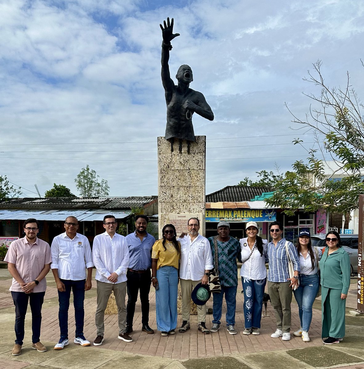 AgendaCAF's tweet photo. 🇨🇴 Estamos en San Basilio de Palenque, Bolívar, Colombia.
Lidera la visita nuestro presidente ejecutivo, @sergiodigra, junto a @kandya_obezo, viceministra de Asuntos Multilaterales de @CancilleriaCol, y funcionarios de la @GobDeBolivar.
El desarrollo sostenible también debe llegar a las comunidades afrodescendientes y apartadas de América Latina y el Caribe, reconociendo su valor para construir un futuro más integrado y equitativo.