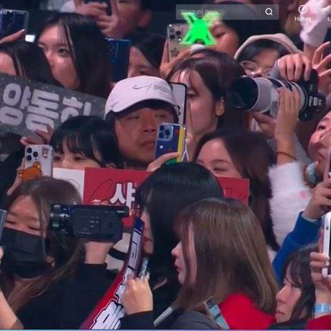 swyhgz's tweet photo. X1: 12282024 
📮UPDATE - [#HANGYUL] 

X1 lightstick and a One It spotted at Hangyul’s Finale Debut for Starlight Boys, thank you so much for bringing the green light for Hangyul One It! 💚 

Our Main Dancer and Lead vocalist will debut under the team POLARIX 🦋 https://t.co/jXh8tsngl5