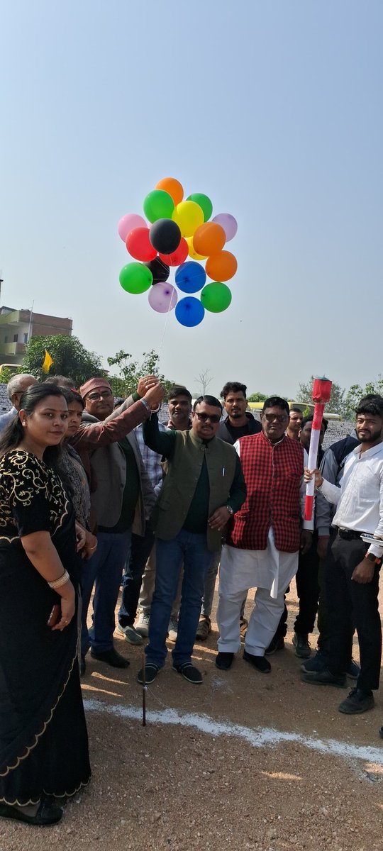 amityadavmla's tweet photo. बरकट्ठा प्रखंड के डिवाइन पब्लिक स्कूल में वार्षिक खेल दिवस के अवसर पर मुख्य अतिथि के रूप में समारोह में सम्मिलित हुआ और इस खेल स्पर्धा का शुभारंभ विधिवत रूप से फीता काटकर व मसाल जलाकर किया। साथ ही स्वागत परेड में हिस्सा लेकर विजेता छात्रों को पुरस्कृत किया। 1/3 https://t.co/DWecGqqOKd