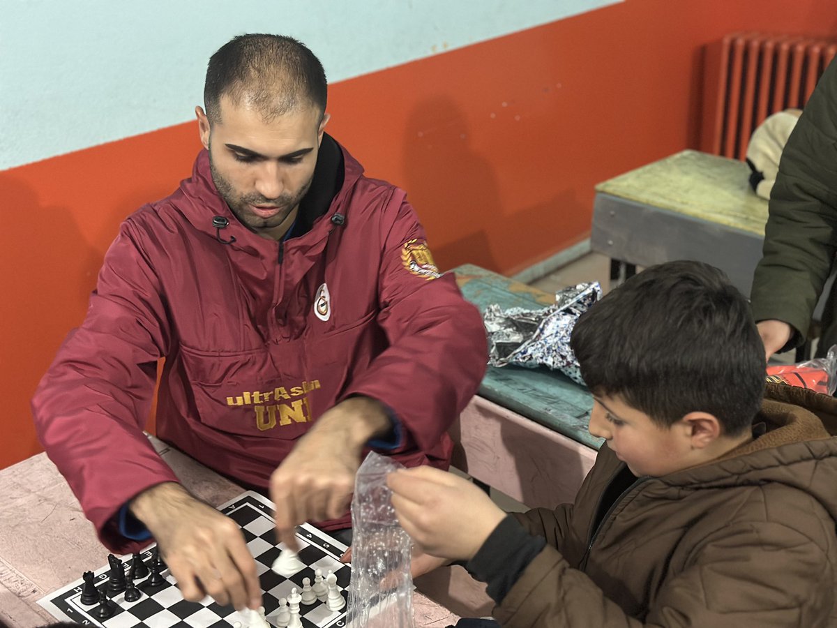 ultrAslanUNI's tweet photo. GÜÇLÜ BİRLİKTELİKLERLE, GÜÇLÜ YARINLARA!

#uAUNIKalpleriIsıtıyor projemiz kapsamında Bitlis'teyiz. Kardeşlerimizin yüzlerinde bir nebze olsun gülümseme oluşturabilmek için her zaman yanlarındayız! #ultrAslanUNI https://t.co/fOtMZEzZSK