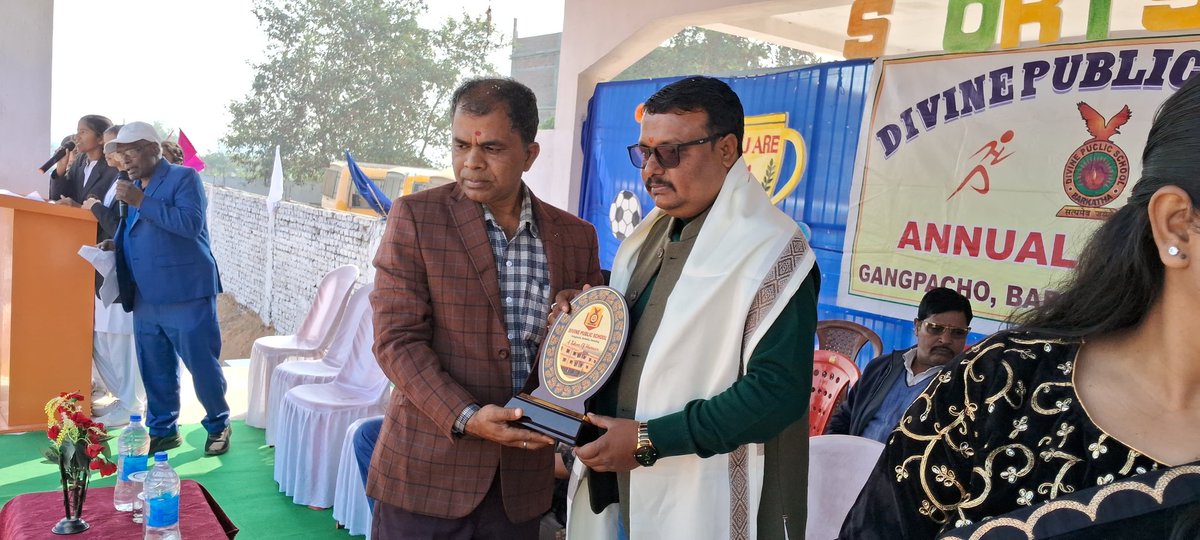 amityadavmla's tweet photo. बरकट्ठा प्रखंड के डिवाइन पब्लिक स्कूल में वार्षिक खेल दिवस के अवसर पर मुख्य अतिथि के रूप में समारोह में सम्मिलित हुआ और इस खेल स्पर्धा का शुभारंभ विधिवत रूप से फीता काटकर व मसाल जलाकर किया। साथ ही स्वागत परेड में हिस्सा लेकर विजेता छात्रों को पुरस्कृत किया। 1/3 https://t.co/DWecGqqOKd