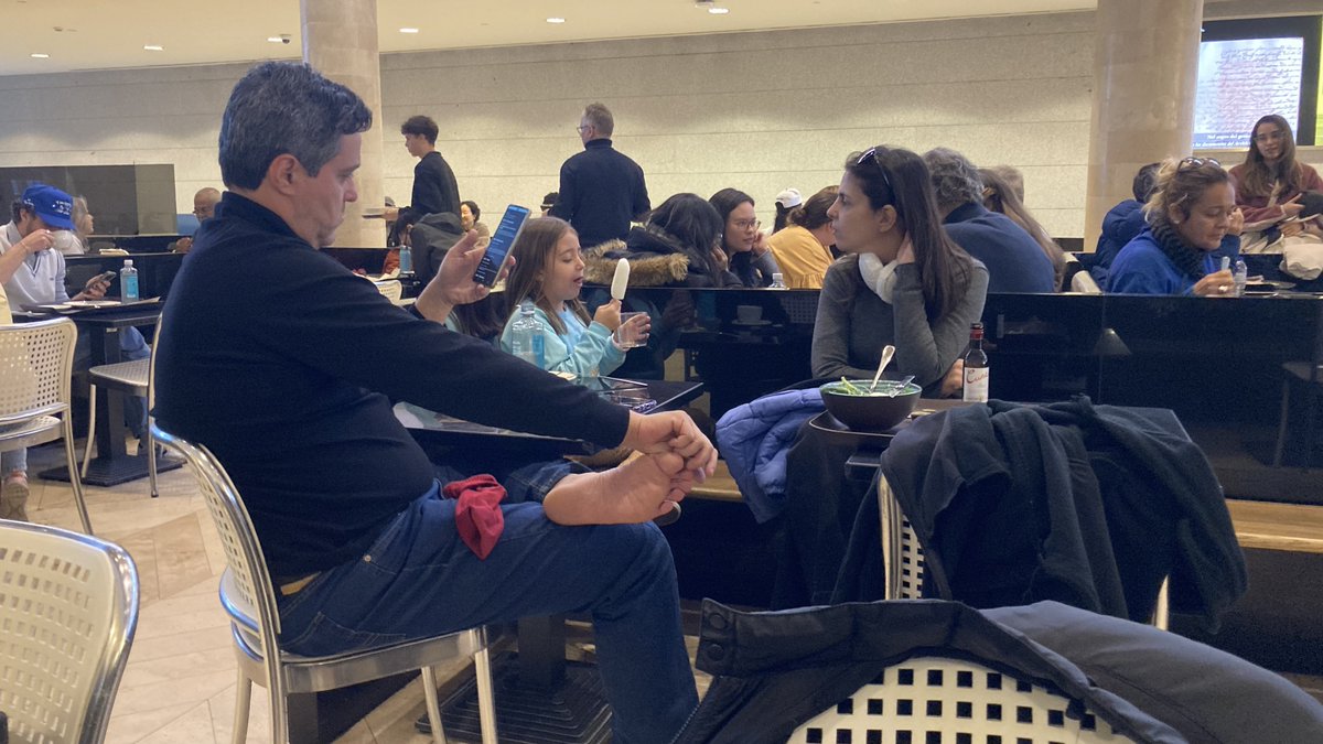 Ayer en la cafetería del museo del Prado. No sé si antes o después de extasiarse ante Caravaggio. Aunque se puede ser mejicano y ancho de hombros.