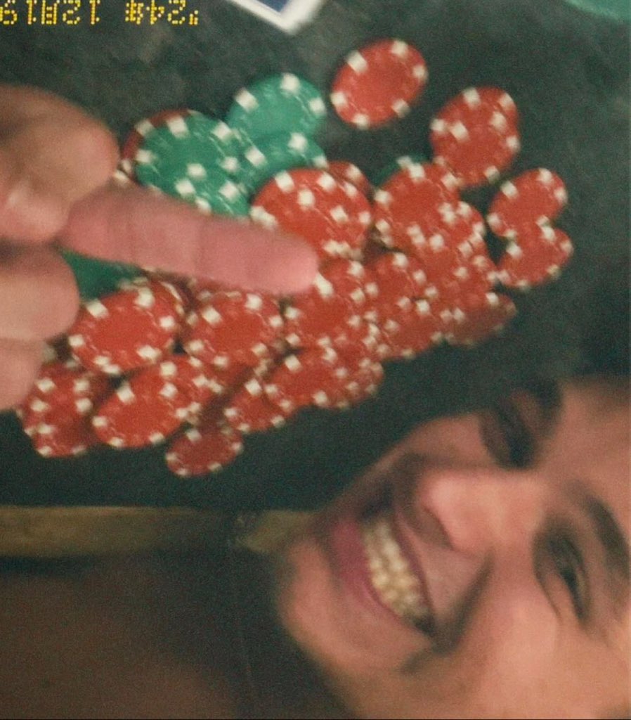 lnfourss's tweet image. if I had a nickel for everytime lando was shirtless when playing poker, I’d have two nickels, which isn’t a lot but interesting it happened twice-