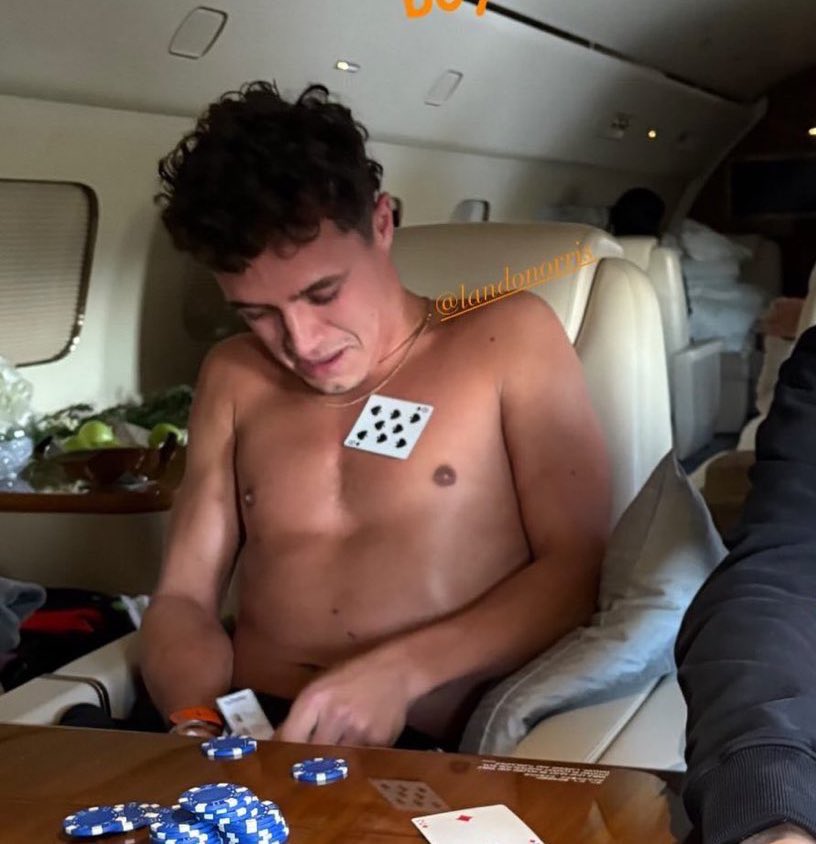 lnfourss's tweet image. if I had a nickel for everytime lando was shirtless when playing poker, I’d have two nickels, which isn’t a lot but interesting it happened twice-