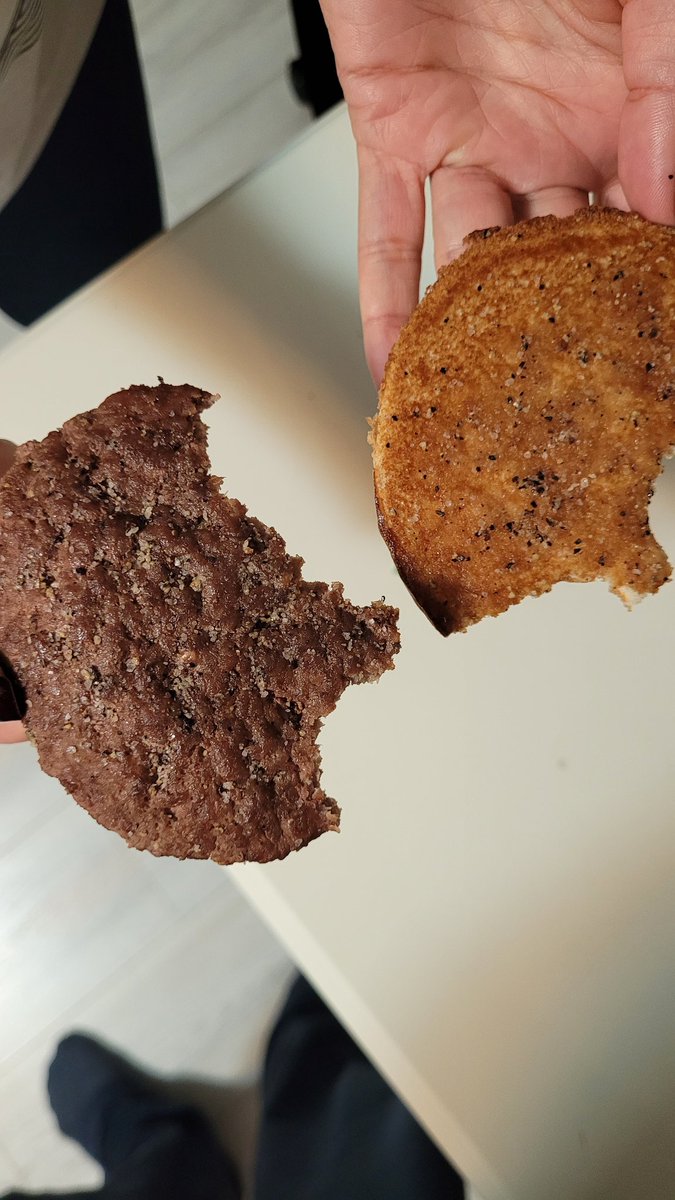 sercanaksy's tweet photo. @McDonaldsTR @yemeksepeti üzerinden az önce çocuk menüsü verdim İçinde tuz ve karabiber olduğunu düşündüğüm bir karışım var, ilk defa karşılaşıyoruz. acı olduğu icin çocuk yiyemedi tabi. İçindekiler nedir yorumlarmisiniz lütfen. Ve çocuk burgerde ne işi var. https://t.co/7ky9W8kWuq