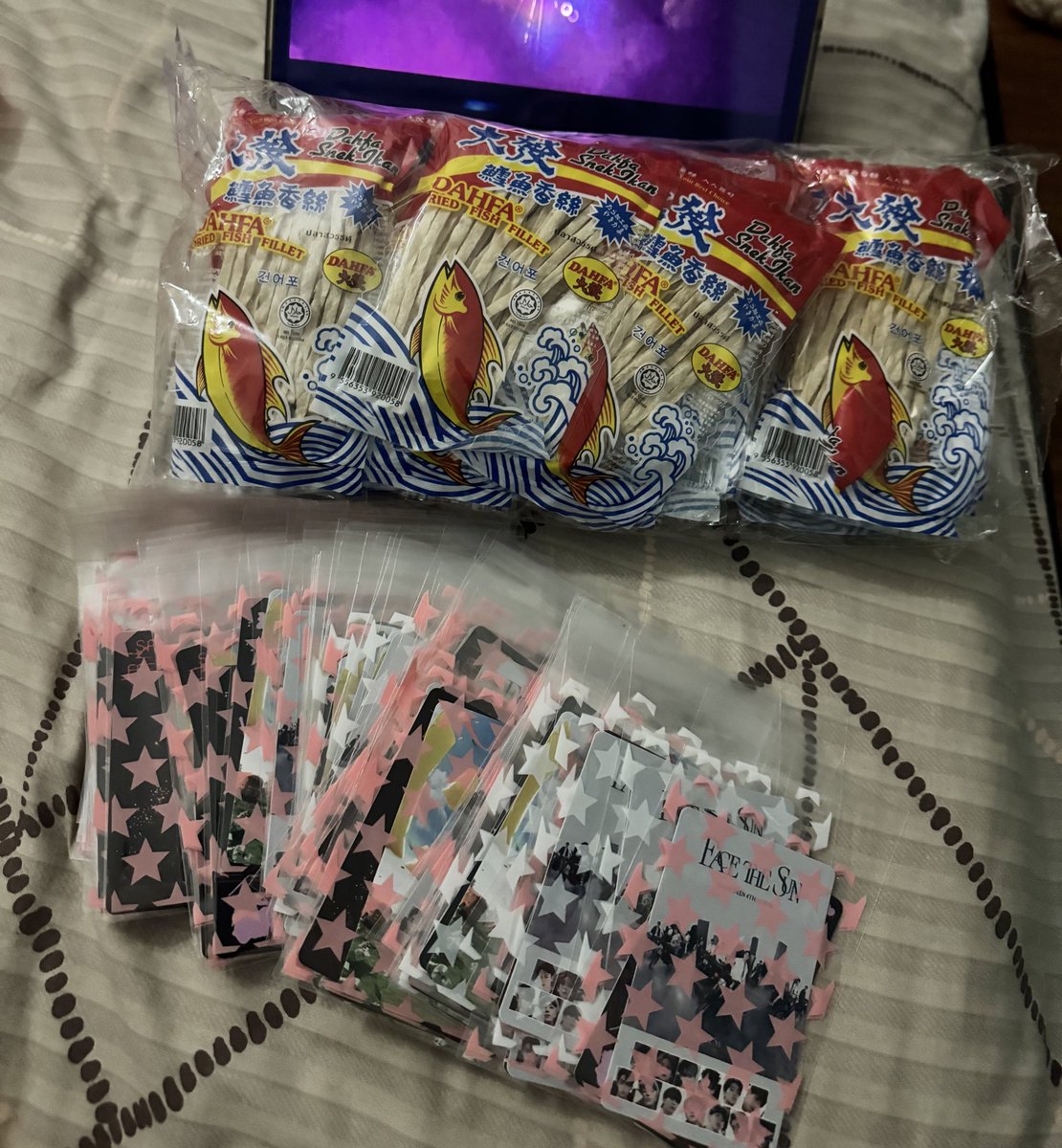 packing some freebies for tmrw. anyone wants dahfa included in the freebies? 🥹

#CaliforniaDreamin_