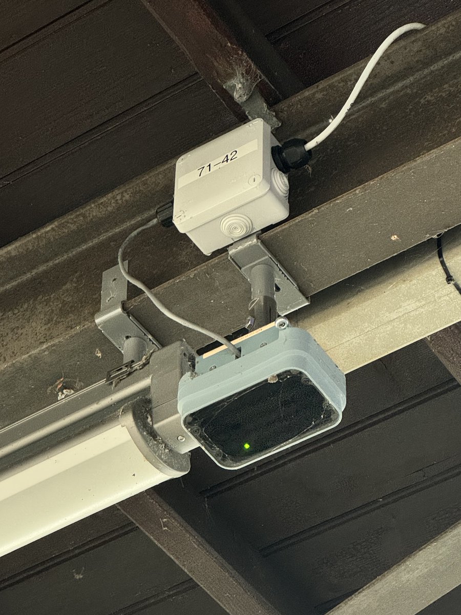 TimotheeDu's tweet photo. Sujet niche CFF… Mais quelqu’un sait ce que sont ces capteurs sur les quais 2/3 à Neuchâtel, espacés de 5 m chacun ? J’aurais dit système de comptage, mais c’est uniquement sous la marquise (donc sur la moitié du quai) et uniquement sur ces deux voies… @RailService @SBBTrainDriver maybe ?