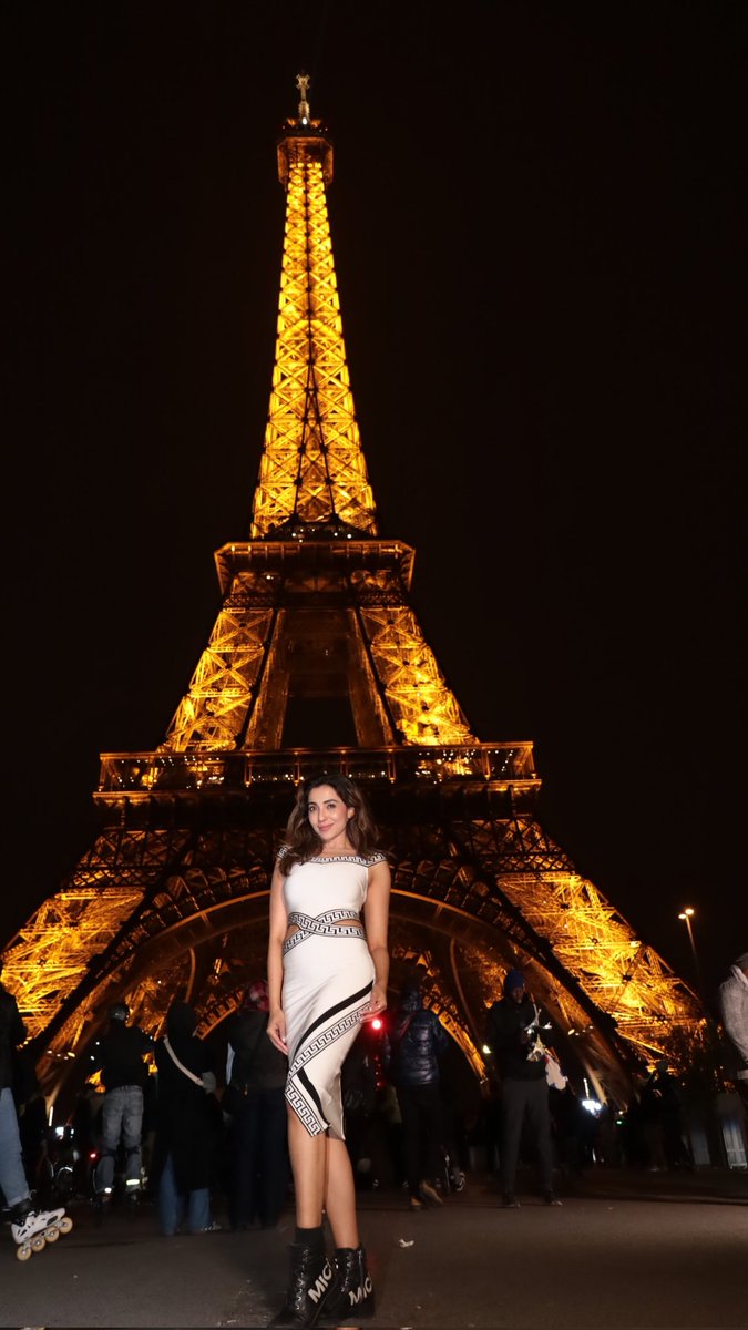 paro_nair's tweet image. An unforgettable night under the golden glow of the Eiffel Tower ✨ 

Paris, you truly know how to charm! 

#ParisNights #EiffelMagic