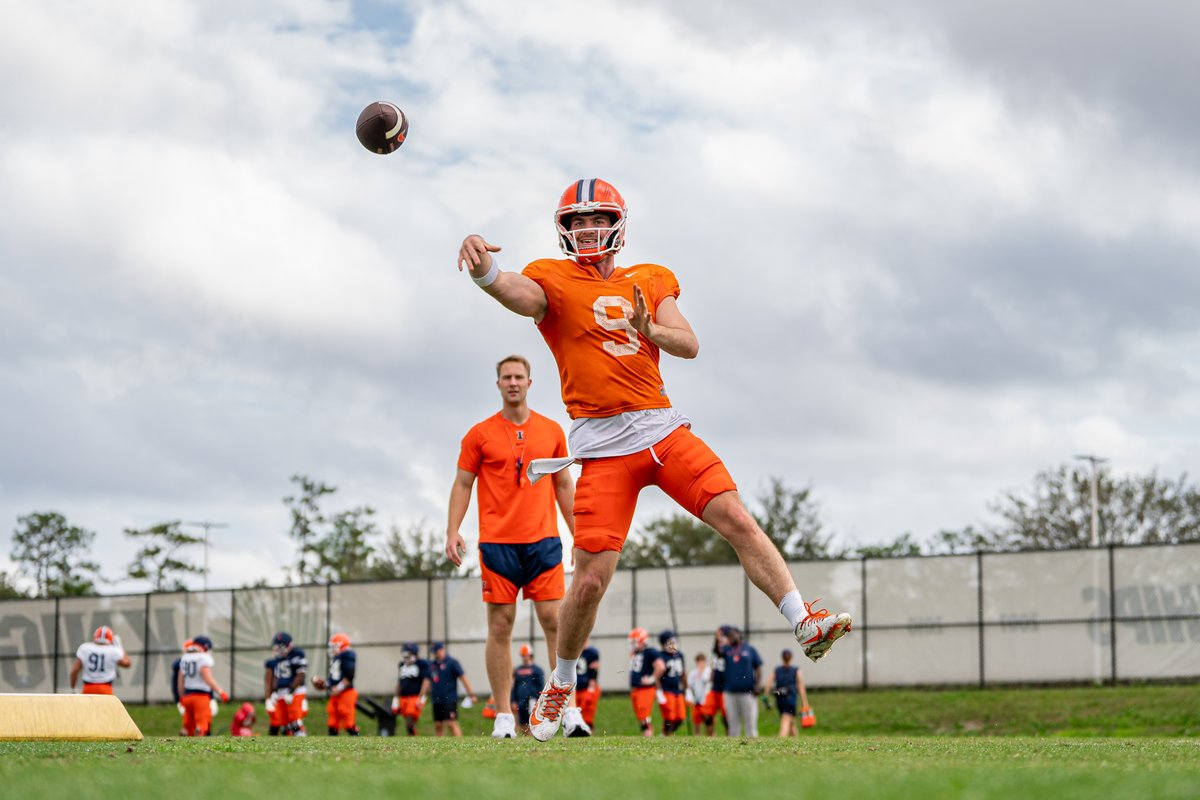 From training camp to postseason, every detail matters.

#Illini // #HTTO // #famILLy