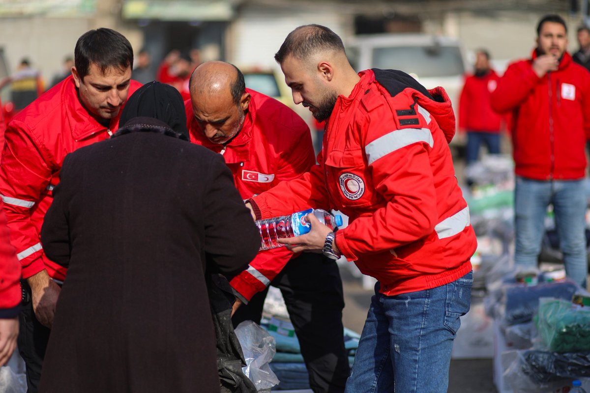 The #SyrianArabRedCrescent has distributed food and relief #aid to meet the needs of the most vulnerable families in the areas of Al-Mashhad and Ansari Al-Sharki in #Aleppo,  with the support of the <a href="/Kizilay/">Türk Kızılay</a>.
