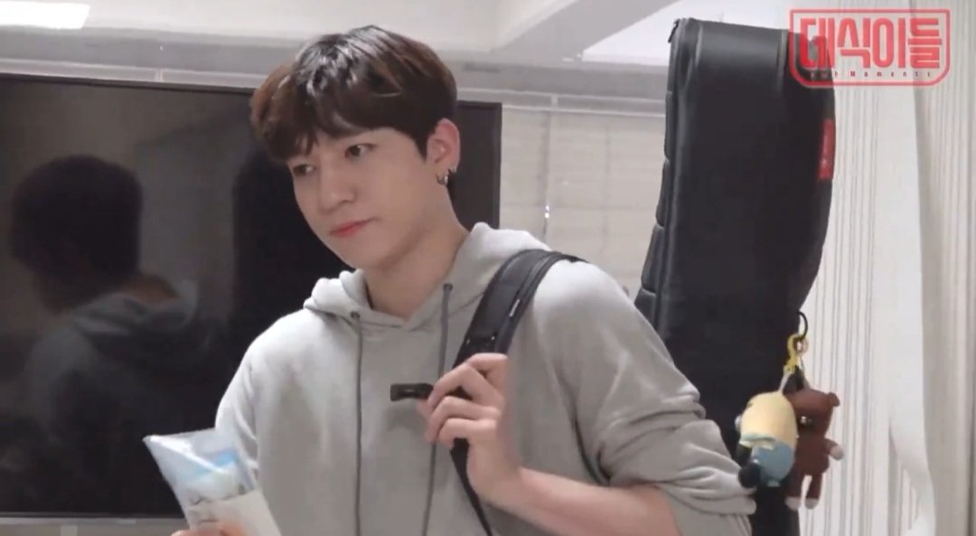 모두에게 다정한 영이랑 그런 영이가 답답한 곰이
본인은 그렇게 다정한거 아니라고 하는데 곰이 입장에서는 왜 그렇게까지 하는지 이해 안가고 짜증남

니 또 어디갔다 왔노
아 친구가 프린트하는거 도와준다고
프린트? 그걸 니가 왜 도와주는데
못 뽑고 있는거 같아서...