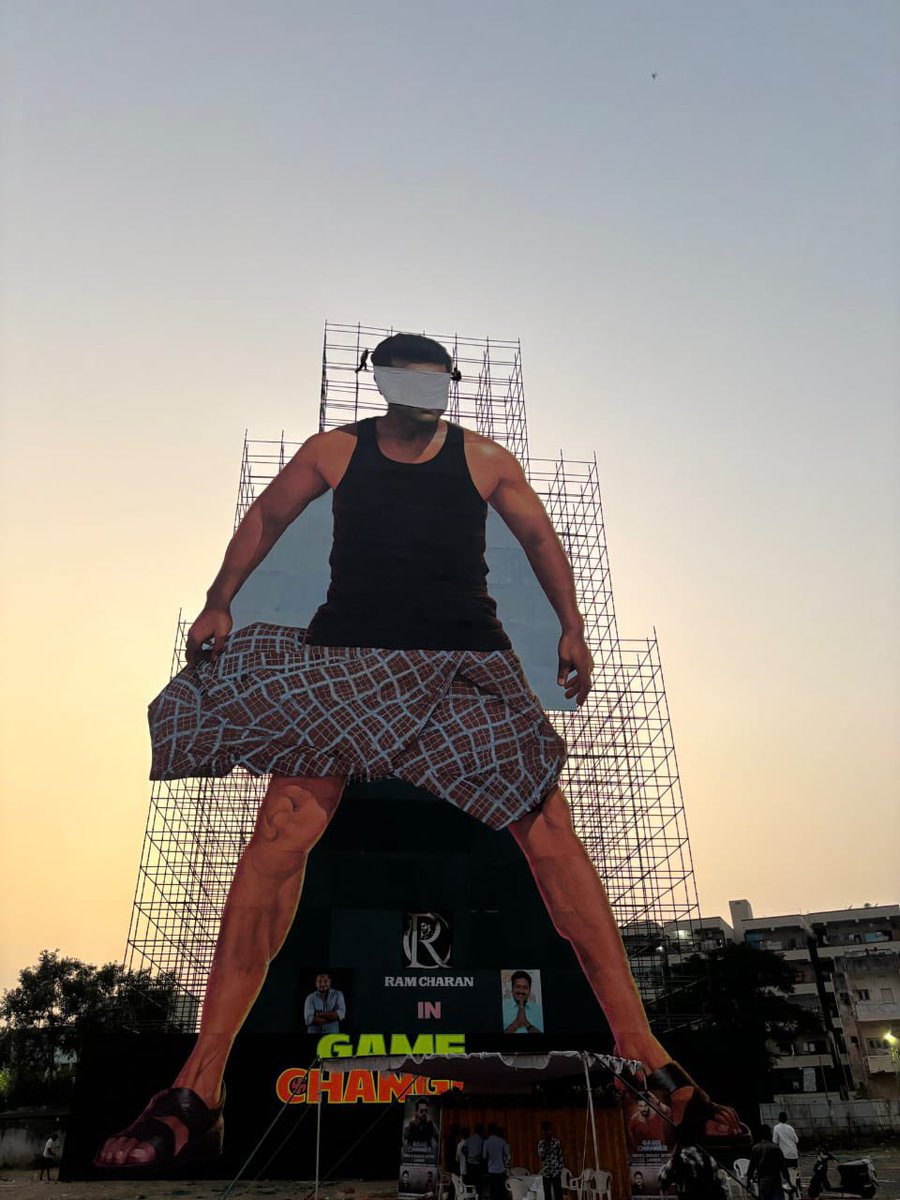 films_kumar's tweet photo. INDIA’s Biggest Cut Out
Global ⭐️ #RamCharan
#Ooramass 🔥🔥🔥
#GameChanager https://t.co/4hT0zXIru2