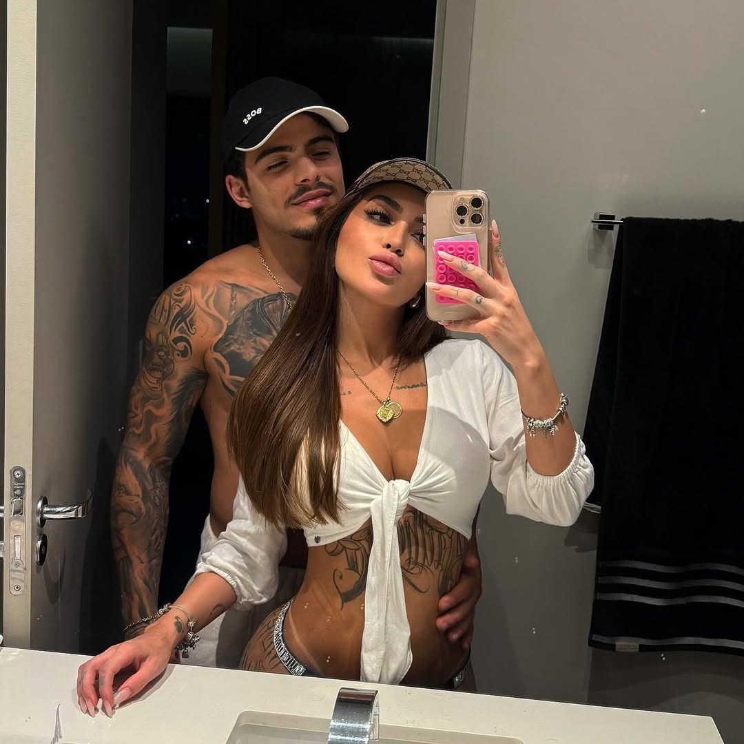 Embarque nesse carrossel 🎠🎠
Parece que o Thomaz Costa - ex ator da novela Carrossel - voltou para o mundinho +18. Dessa vez , ele fez uma collab com a atriz de filmes de amor intenso, Mari Ávila.