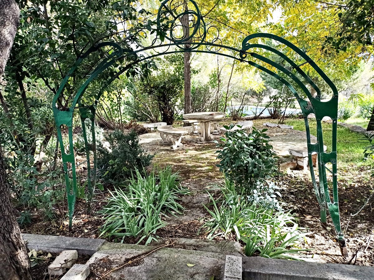 🔴 El Ayuntamiento de Madrid quiere arrasar este vergel con siglos de historia, que fue punto de encuentro de intelectuales y poetas de la Generación del 27, para que se construyan oficinas.

Parece una inocentada, pero por desgracia no lo es.

Vamos con HILO 🧵