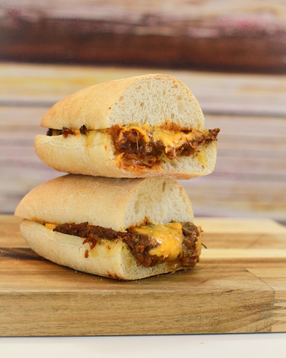 groundespresso's tweet image. Another new food item has hit our winter menus. It&apos;s the Pulled Beef Panini🔥

Juicy pulled beef, caramelised chutney and cheddar, topped with burger sauce. So tasty &amp;amp; amazing for warming up these chilly days. 

Available across the land now. 

#groundespresso #pulledbeef #delish