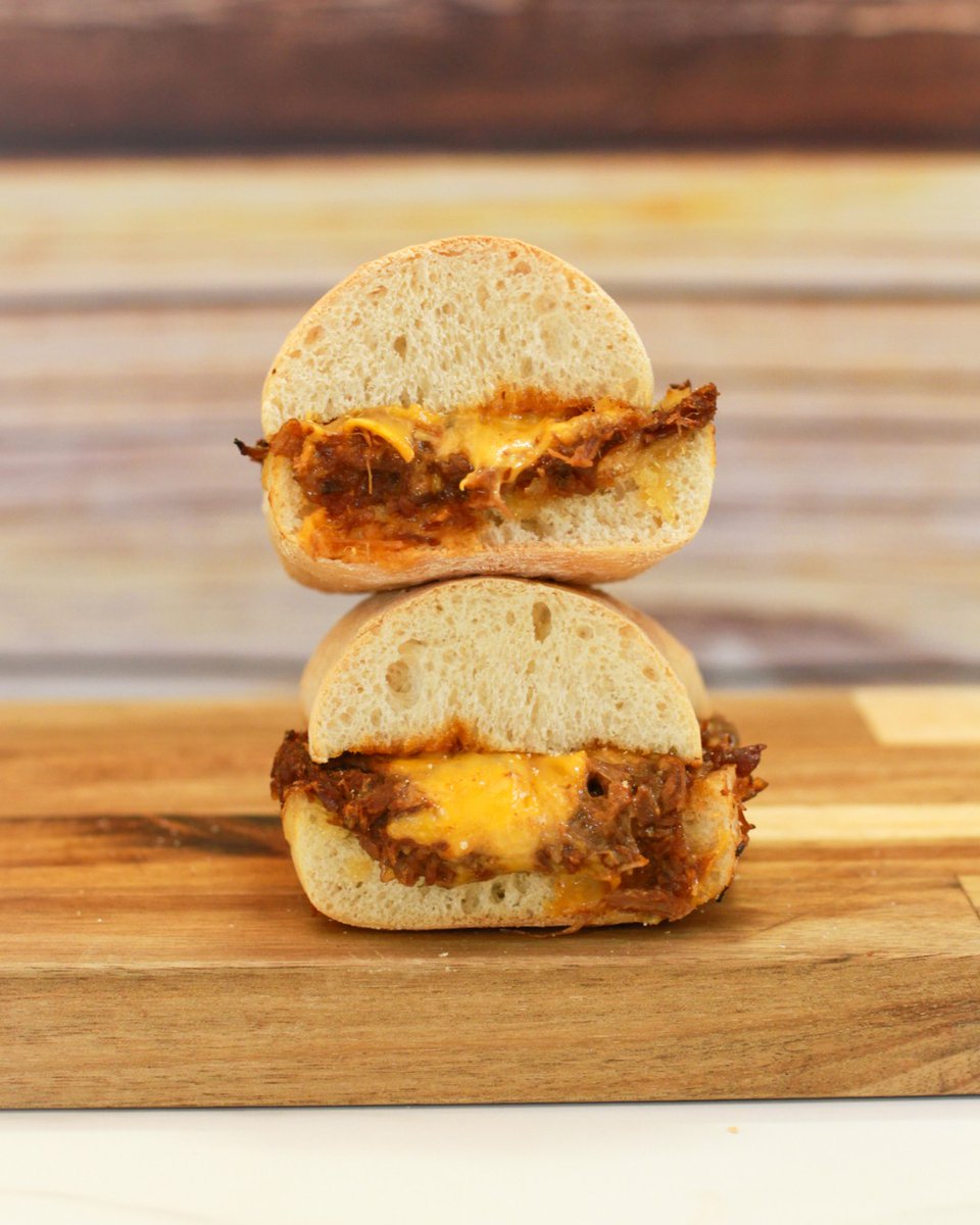 groundespresso's tweet image. Another new food item has hit our winter menus. It&apos;s the Pulled Beef Panini🔥

Juicy pulled beef, caramelised chutney and cheddar, topped with burger sauce. So tasty &amp;amp; amazing for warming up these chilly days. 

Available across the land now. 

#groundespresso #pulledbeef #delish