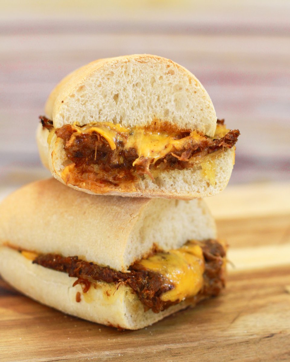 groundespresso's tweet image. Another new food item has hit our winter menus. It&apos;s the Pulled Beef Panini🔥

Juicy pulled beef, caramelised chutney and cheddar, topped with burger sauce. So tasty &amp;amp; amazing for warming up these chilly days. 

Available across the land now. 

#groundespresso #pulledbeef #delish