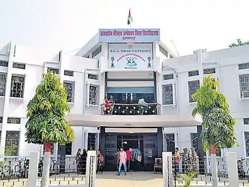BiharInfra's tweet image. 🚨 BRABU Sets a New Benchmark!

BRA Bihar University, Muzaffarpur, becomes Bihar’s first university to launch products like floor cleaner, tooth powder, and mouthwash under its Incubation Cell.

#Innovation #BRABU #MadeInBihar