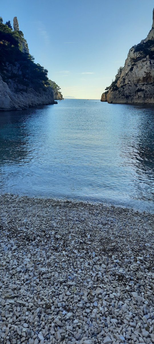 Callanque d'Envau près de Marseille  avec une eau limpide à 10 degres.