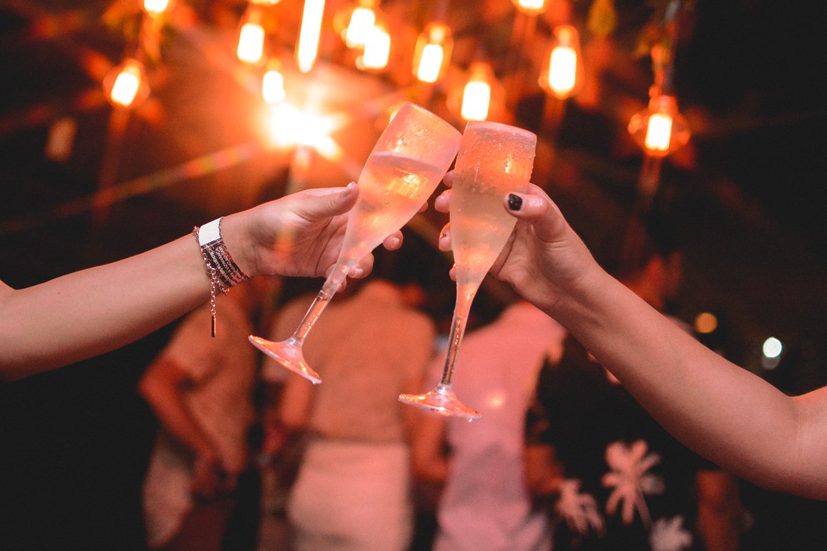 fluenteredux's tweet photo. O mais esperado, o mais aguardado, o mais querido... Réveillon Fluente 2025, meus amores!!

Com promo de espumante brut ainda, aiiii 🥂🍾

Últimos dias do 2º lote: https://t.co/9lxYGwP3vw https://t.co/CNemz8DaeE