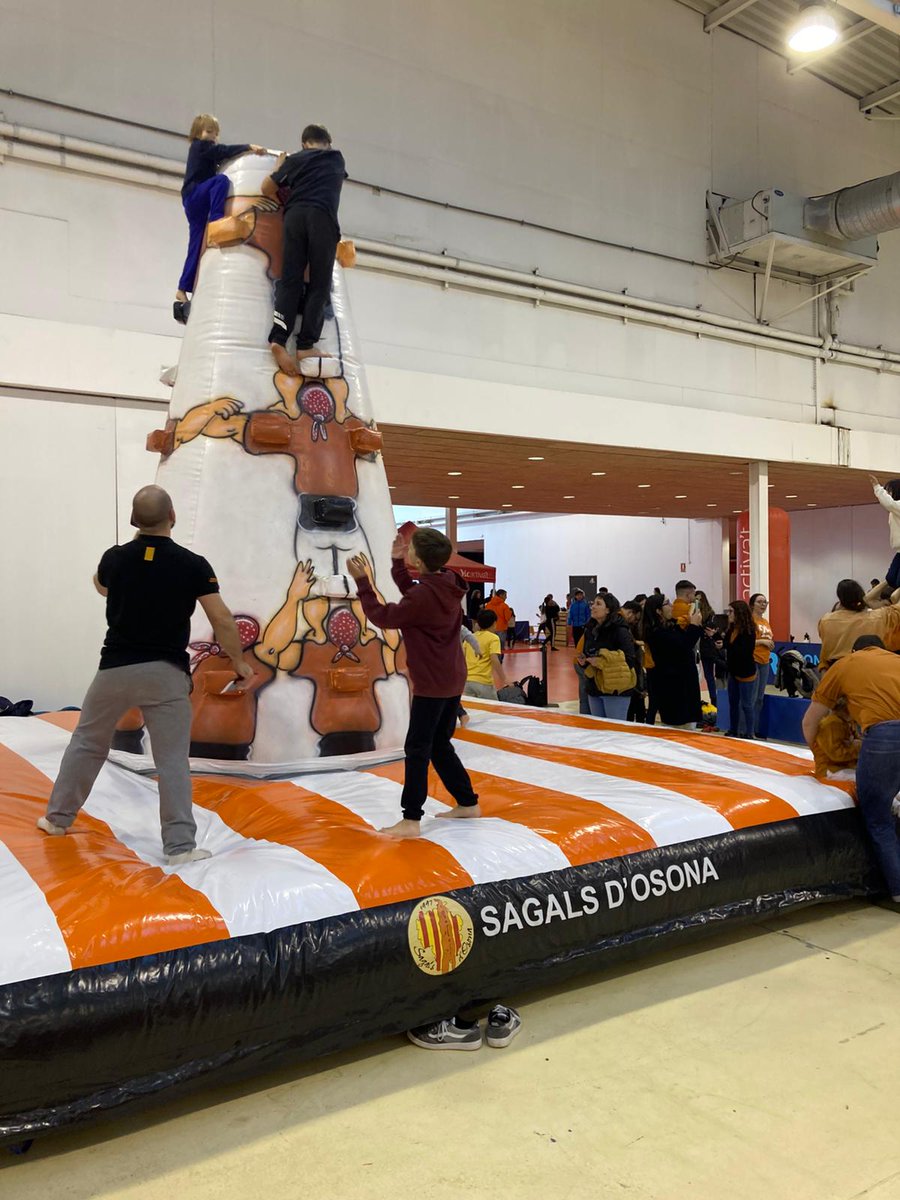 SagalsdOsona's tweet photo. Avui i demà a la tarda serem presents al Recinte Firal del Sucre de Vic.
Les activitats que proposem són el taller de castells i un inflable perquè els més menuts en puguin gaudir tot enfilant-s'hi.
Ens hi podreu trobar de les 16h a les 20h.
@aj_vic #sagals #castells https://t.co/xyNpwtMicD
