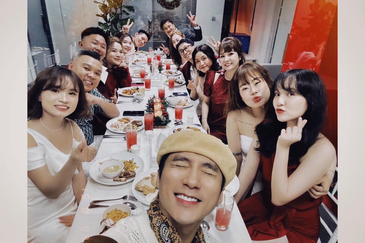 hanie_anh05's tweet photo. Merry Xmas muộn của anh iu @sontungmtp777 và Tập thể MTPE @mtpent_official ☃️🎄❤️

Mãi iu! 
#SonTungMTP #MTPEntertainment
#SKYMTP https://t.co/sTeOmykkqW